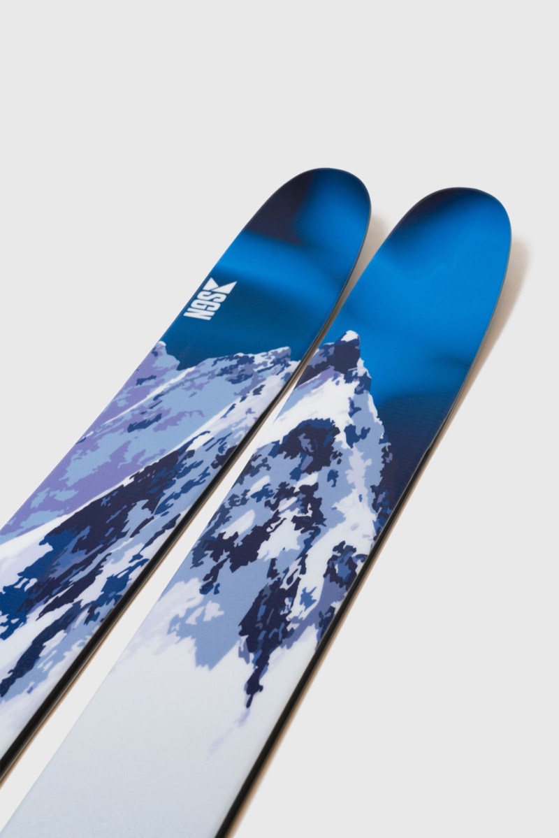 SGN Tunnelvisjon, the tips of the skis with a blue mountain graphic