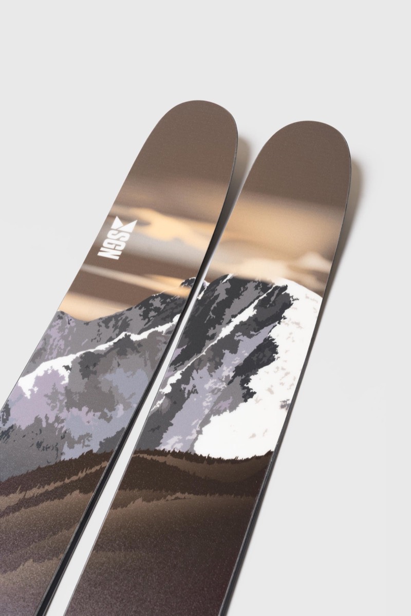 SGN urRakkar, the tips of the skis with a mountain graphic